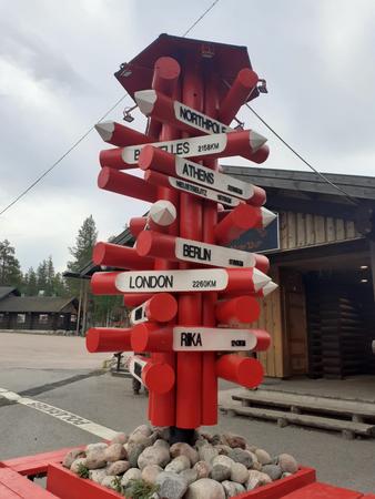 Wegweiser im Weihnachtsmanndorf