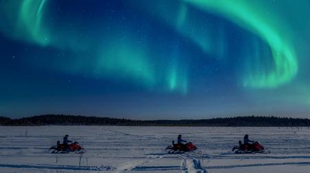 Motorschlittenfahren unterm Polarlicht