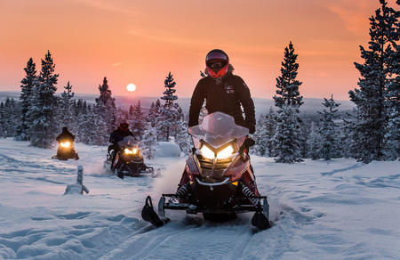 Motorschlittensafari bei Sonnenuntergang