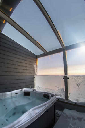 Balkon mit Jacuzzi in den Nordlichtsuiten