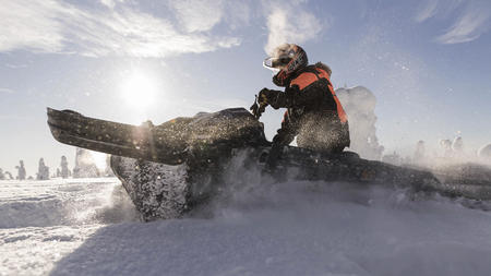 Schneemobilfahren in unberührter Wildnis
