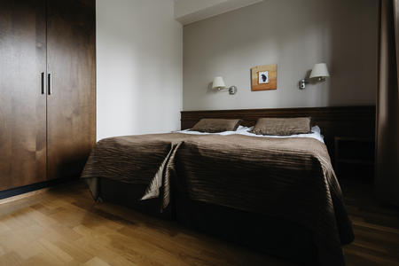 Schlafzimmer der Amethystsuite im Lapland Hotel Luostotunturi