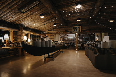 Restaurant aus Kelo-Baumstämmen