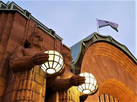 Sehenswürdigkeit in Helsinki, vor dem Hauptbahnhof, Riesenstatuen von Emil Wikström (c) FinnTouch René Schwarz