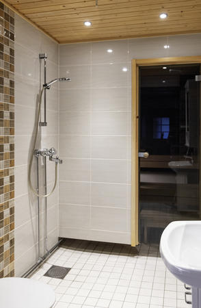  Badezimmer mit Privatsauna in den Kelo-Ferienhäusern vom Hotel Iso-Syöte