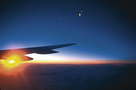  Flugzeug im Abendhimmel