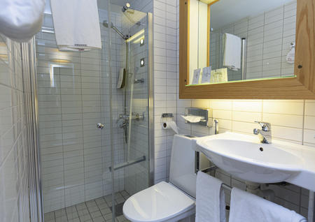 Badezimmer Standardzimmer im Sokos Hotel Lappee
