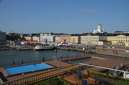Blick auf Marktplatz und Dom in Helsinki