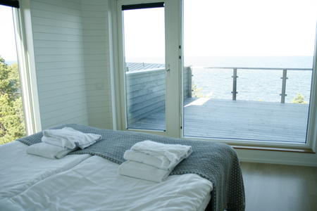 Schlafzimmer mit Meerblick des Ferienhauses in den Schären