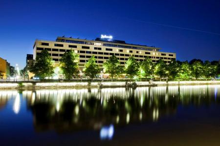 Außenansicht des Radisson Blu Marina Palace Hotel in Turku in abendlicher Stimmung 