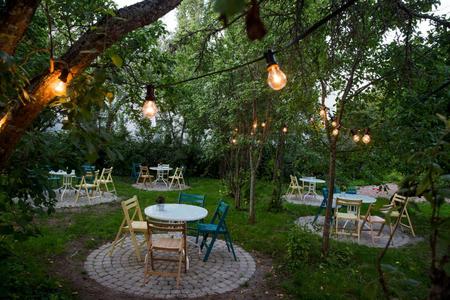 Verbringen Sie laue Sommerabende im Garten vom Köpmans Café & Restaurant