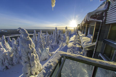 Hotelzimmerfront mit Blick nach unten ins Tal, Hotel Iso-Syöte