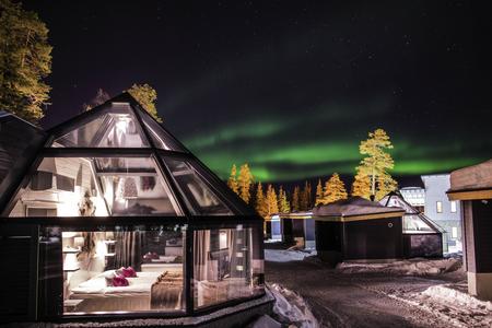 Polarlichter über den Glasiglus in Luosto