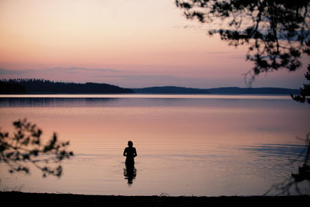 Mitternachtssonne am finnischen See