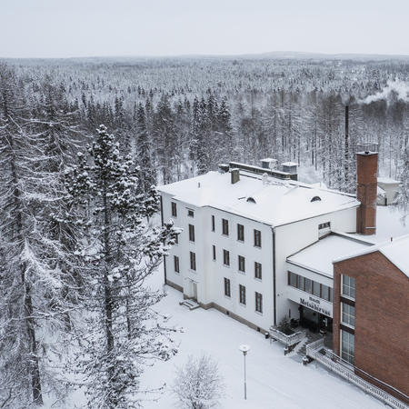  Aussenansicht auf das Hauptgebäude des Hotelli Metsähirvas