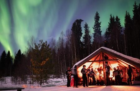 Safaripause mit Nordlichtfeuerwerk mit Pure Lapland