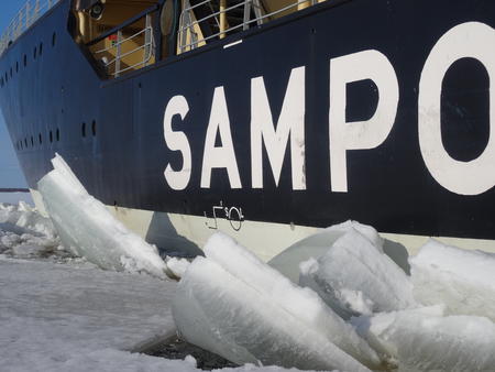 Eisbrecher Sampo bricht durch das Packeis c(c) Kemi Tourism Ltd