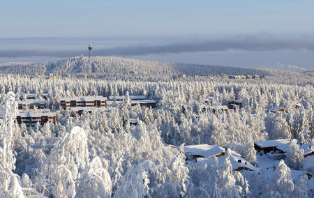 Blick auf den schneebedeckten Puijo-Hügel in Kuopio (c) Vastavalo