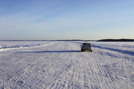 Die dicke Eisschicht auf dem Pielinen-See in Koli trägt sogar Autos (c) Kolin Matkailu Oy