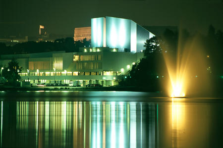  Die Finlandia-Halle von Alvar Aalto in der Bucht von Töölö in Helsinki bei Nacht (c) Finlandia Hall, Visit Finland