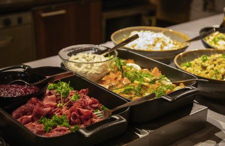 Lappländisches Spezialitätenbüfett im Gipfelrestaurant Ylläskammi