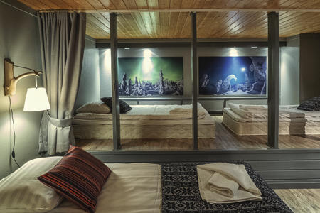 Doppelbett und zusätzlich 2 Einzelbetten im Zwischengeschoss in der Wilderness Juniorsuite (groß)