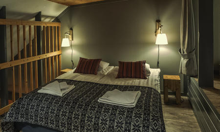 Wilderness Juniorsuite (klein) im modernen Stil mit Sofabett und Schlafbereich auf der oberen Etage
