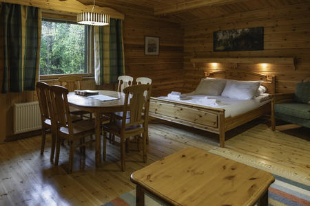 Doppelzimmer Standard im Blockhausstil mit Sitzecke und Sauna