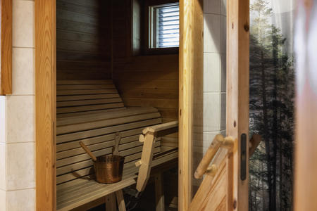 Doppelzimmer Standard im Blockhausstil mit Sitzecke und Sauna