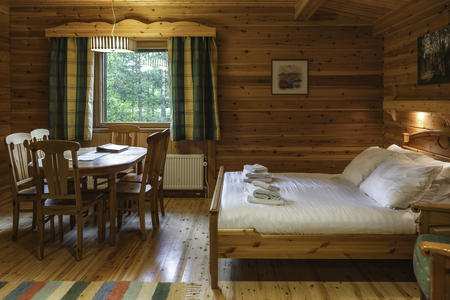 Doppelzimmer Standard im Blockhausstil mit Sitzecke und Sauna