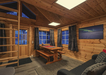 Wohnbereich der kleinen Blockhütte mit Sauna und Küchenecke