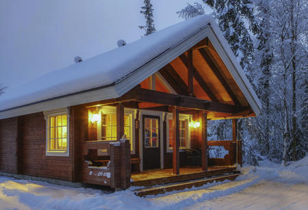 Außenansicht der kleinen Blockhütte mit Sauna und Küchenecke