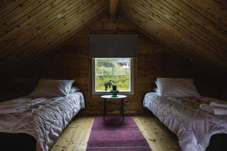 Offenes Schlafloft in der kleinen Blockhütte mit Sauna und Küchenecke