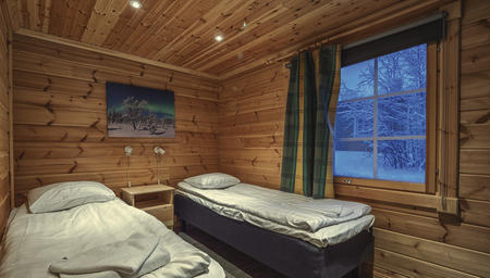 Schlafimmer in der kleinen Blockhütte mit Sauna und Küchenecke