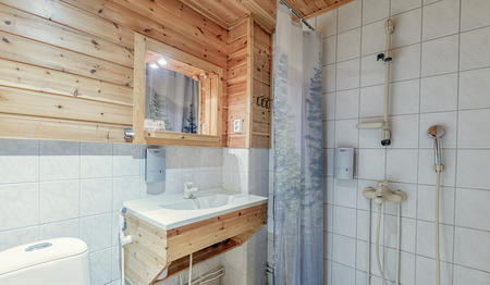 Badezimmer der Doppelzimmer Wilderness Plus im modernen Stil mit Sofabett