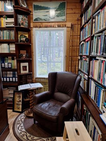 Sitzgelegenheit um in den Büchern zu schmökern, Fischbibliothek bei Muonio (c) Suomen Kalakirjasto ry