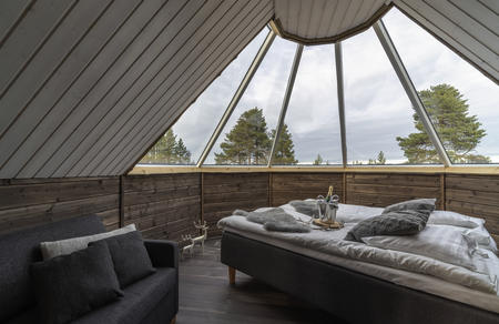 Innenbereich der Aurora Kota mit Glasdach im Wildnishotel Inari 