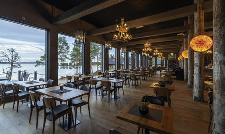 Restaurant vom Wildnishotel Inari mit großer Fensterfront zum See