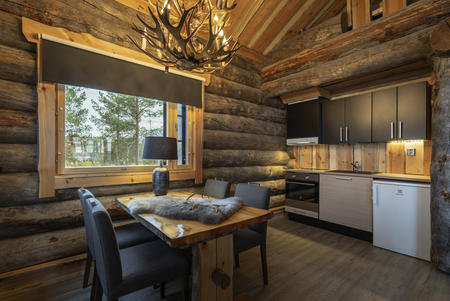 Offener Ess- / Küchenbereich in den Log Cabins im Wildnishotel Inari