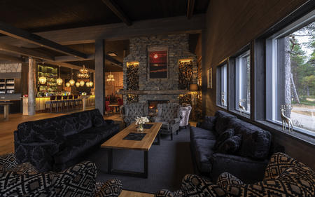 Gemütlicher Lounge-Bereich im Wildnis-Hotel Inari