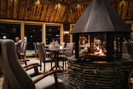 Genießen Sie gemütliche Stunden am Kamin im Hotelrestaurant