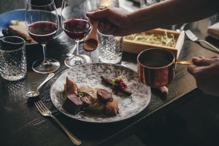 Genießen Sie traditionell lappische Küche (c) Lapland Hotels & Safaris