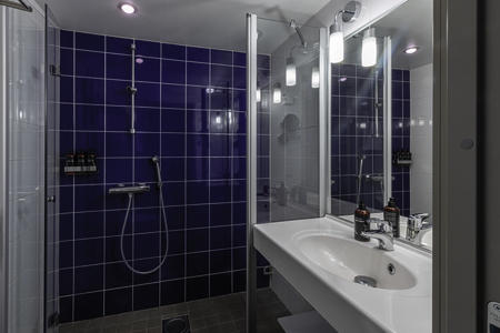 Badezimmer, Doppelzimmer Deluxe (c) Lapland Hotels & Safaris