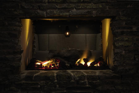 Lassen Sie den Abend am Kaminfeuer in der Lobby ausklingen (c) Lapland Hotels & Safaris