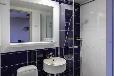 Badezimmer, Doppelzimmer Comfort (c) Lapland Hotels & Safaris