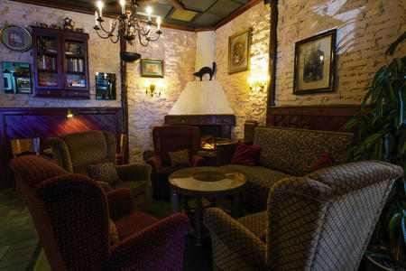 Genießen Sie die ungezwunge Atmosphäre in der Hotelbar