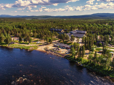 Das Harriniva Adventure Resort am Grenzfluss zwischen Finnland und Schweden