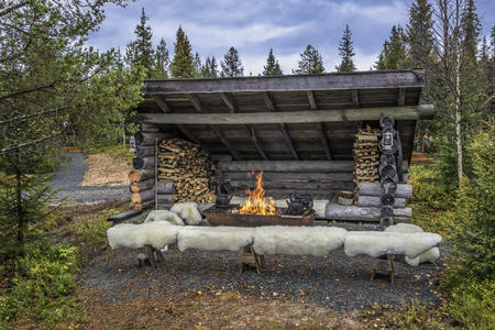 Lagerfeuer in der Holzhütte 