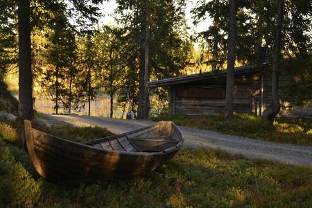 Sonnenuntergang am Seeufer des Rukajärvi