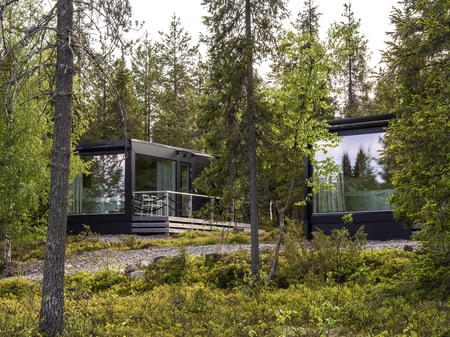 Glas-Villa im Sommer